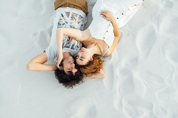 Pareja caminando por la playa. Joven pareja interracial feliz caminando en la playa