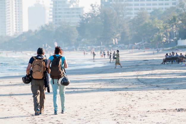 Pareja caminando en la playa