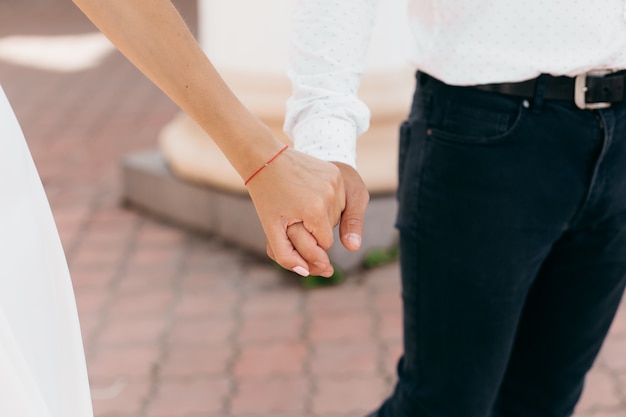 pareja caminando tomados de la mano