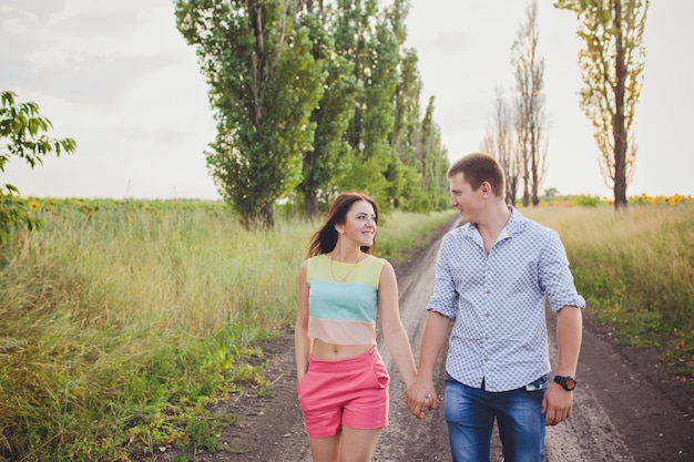 Foto pareja caminando tomados de la mano