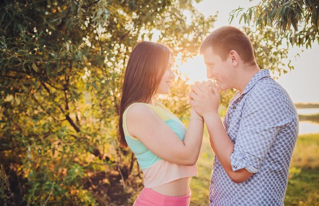 Foto pareja caminando tomados de la mano