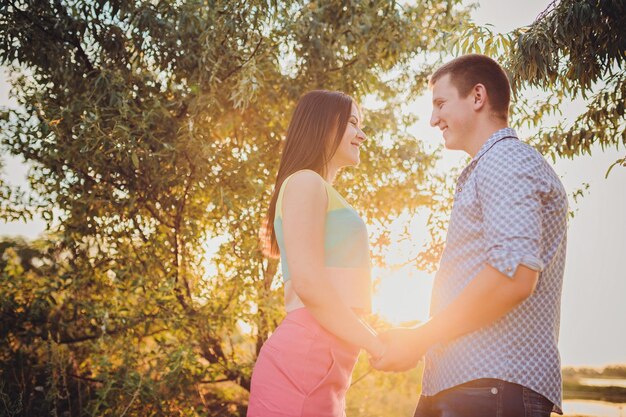 Foto pareja caminando tomados de la mano