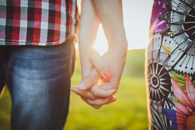 Foto pareja caminando tomados de la mano