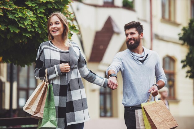 Una pareja caminando.