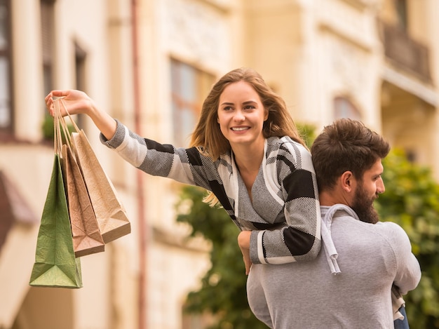 Foto una pareja caminando.