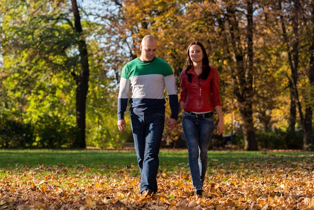 pareja caminando