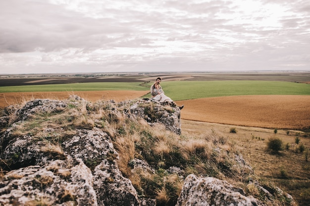 Pareja en el campo cerca de las montañas