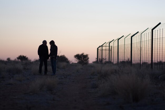 Foto pareja en un campo rocoso