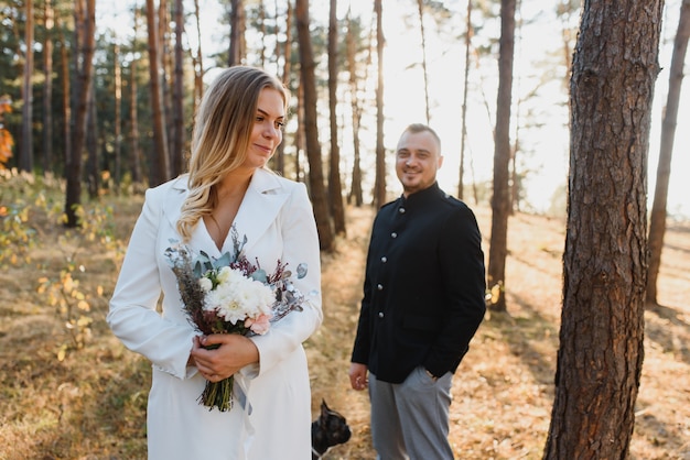 Pareja en el campo romántico paseo por el bosque