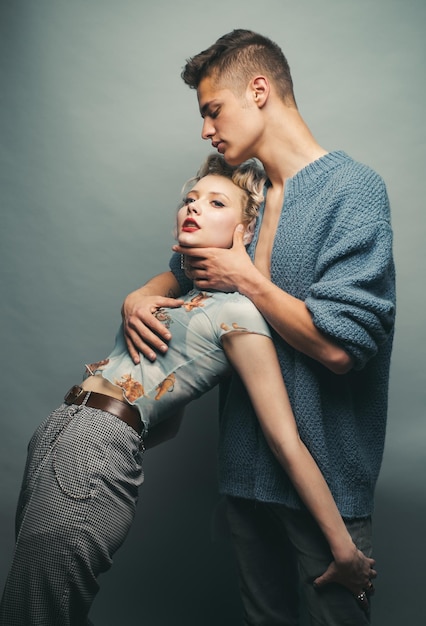 Pareja cariñosa mientras una sesión de fotos Relajarse Imagen tierna de pareja joven Foto de estudio de moda