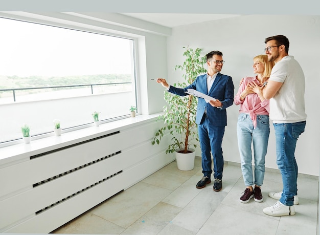 Pareja casa agente inmobiliario hogar negocio inmobiliario compra inversión apartamento acuerdo trato cliente comprador nuevo préstamo
