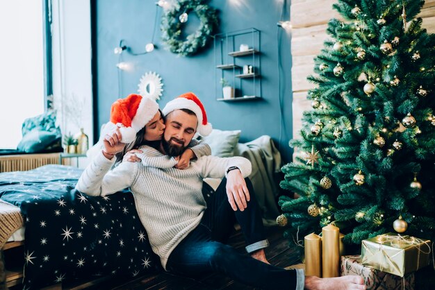 Pareja en casa celebrando la Navidad