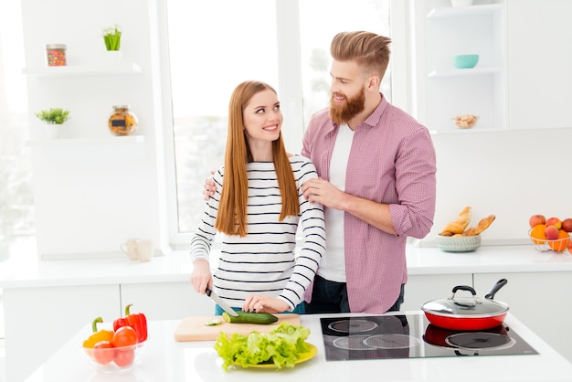 Pareja, en casa, cocina, juntos