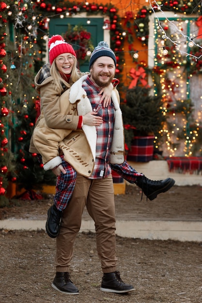 Pareja en casa en invierno en el año nuevo