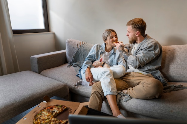 Foto pareja en casa pasar tiempo juntos