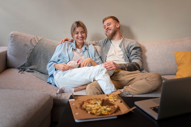 Pareja en casa pasar tiempo juntos