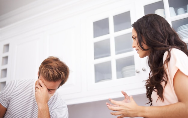 Pareja en casa y pelean enojados y en conflicto con crisis en la vida error o matrimonio fracasa con ansiedad y estrés personas frustradas discutiendo en la cocina engaño o problema con riesgo de divorcio