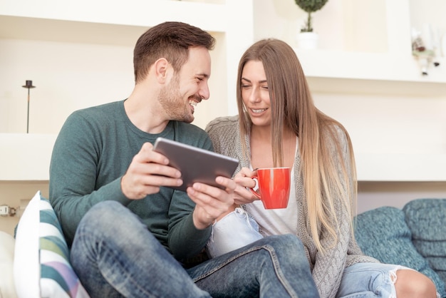 Pareja en casa