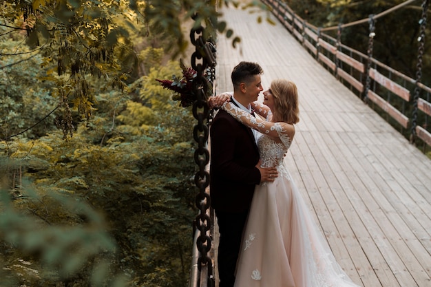 Foto pareja casada de alto ángulo abrazándose