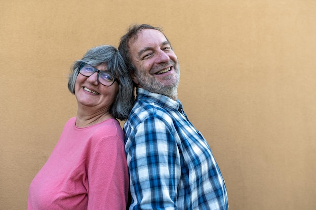 Foto pareja casada de ancianos espalda con espalda retrato de felices jubilados copia espacio