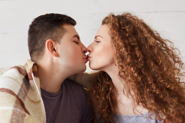 Foto pareja casada se besa apasionadamente