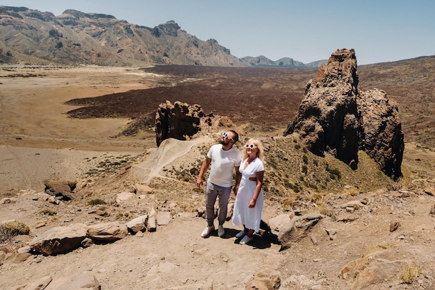 Una pareja casada está de pie en el cráter del volcán Teide Paisaje desértico en Tenerife Parque Nacional del Teide Tenerife España