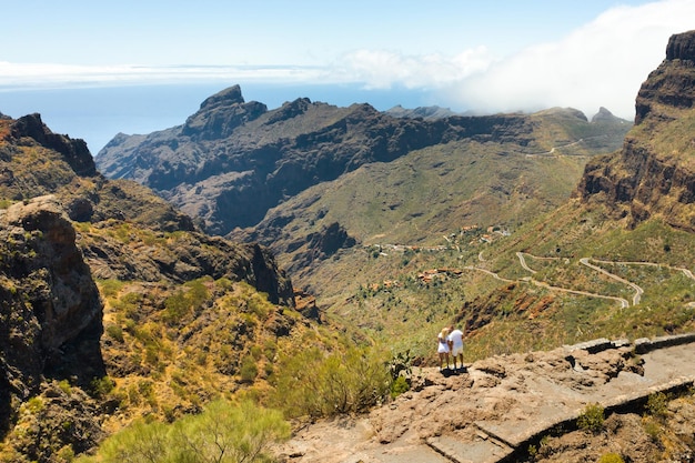 Una pareja casada en una ladera cerca del pueblo de Mask en la isla de TenerifeEspaña