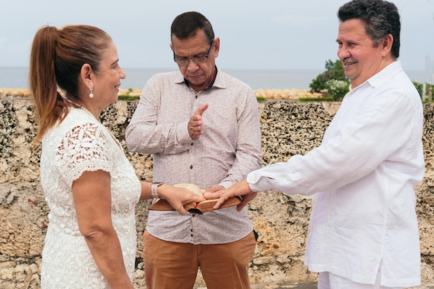 Pareja casada madura renovando sus votos al aire libre