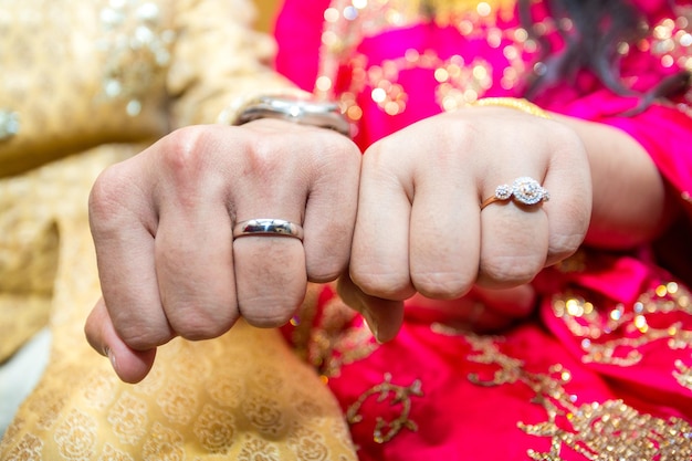 Pareja casada mostrando sus anillos de boda en Bangladesh Cerrar imagen arriba