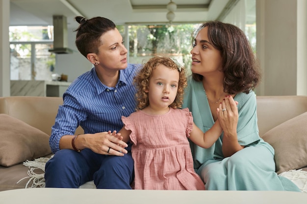 Pareja casada pasando el fin de semana con su hija