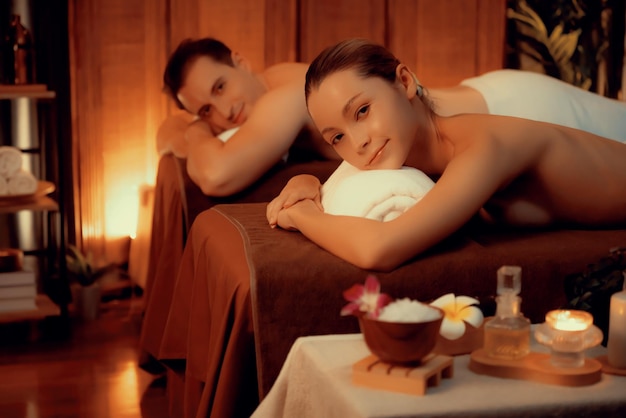 Una pareja caucásica disfrutando de un masaje relajante contra el estrés.