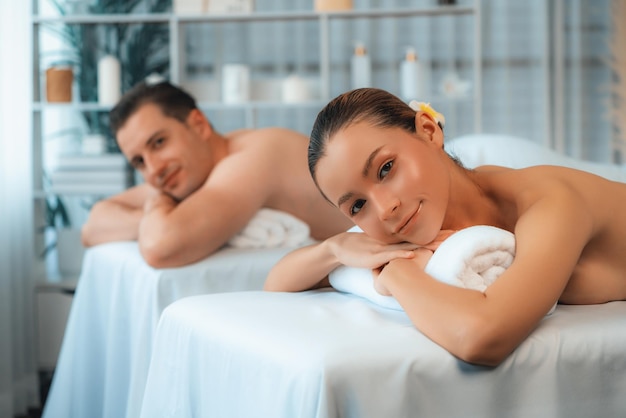 Una pareja caucásica disfrutando de un relajante masaje contra el estrés.