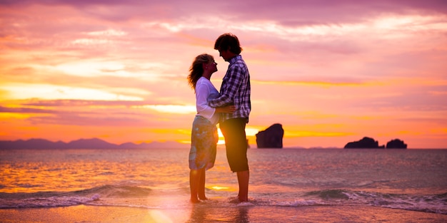 Una pareja caucásica está saliendo en la playa