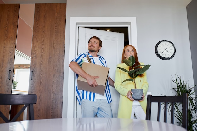 Foto pareja caucásica mudanza en apartamento nuevo