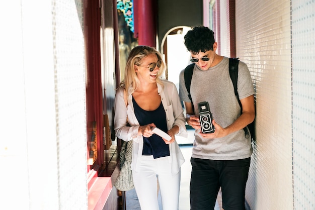 Foto pareja caucásica está recorriendo el templo