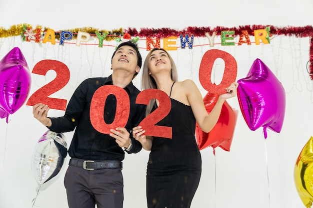 Pareja celebra la fiesta 2020