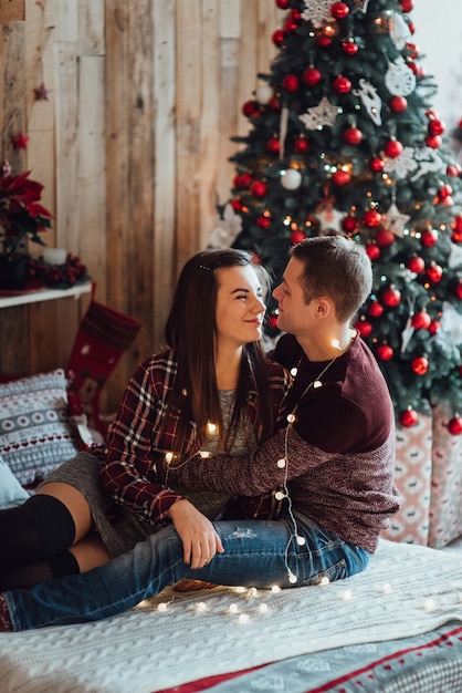 Pareja celebra la Navidad en un ambiente cálido en casa