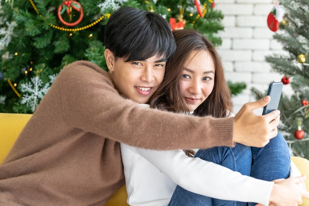 Pareja celebración navideña selfie