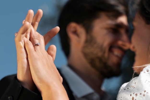 Foto pareja celebrando el compromiso juntos