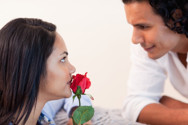 Pareja celebrando el dia de san valentin