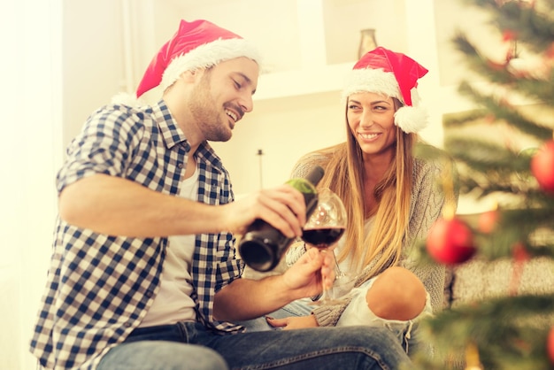 Pareja celebrando navidad juntos