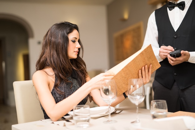 Pareja cenando en un restaurante de lujo