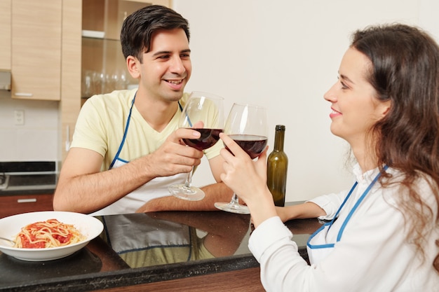 Pareja cenando y vino