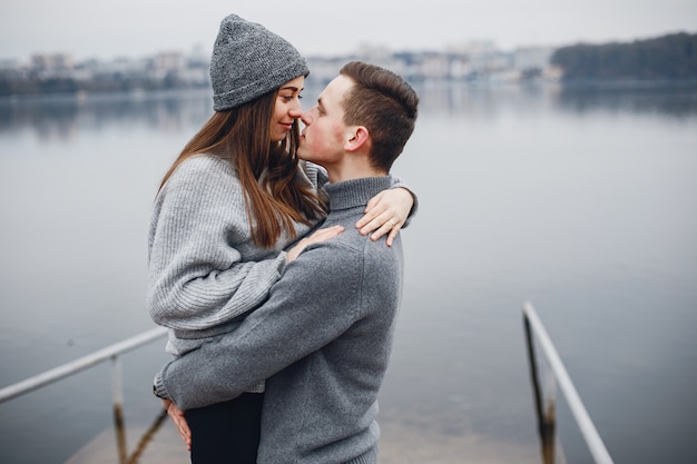 Pareja cerca del agua