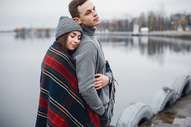 Foto pareja cerca del agua