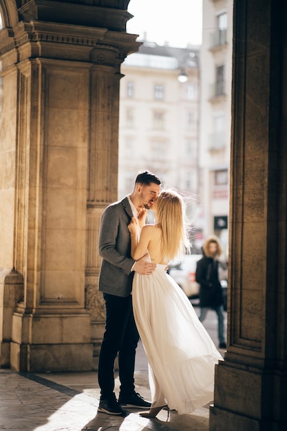 pareja, cerca, edificio viejo