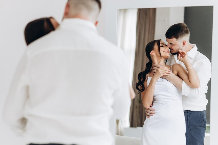 pareja, cerca, espejo