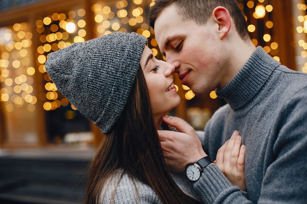 Pareja cerca de ventanas