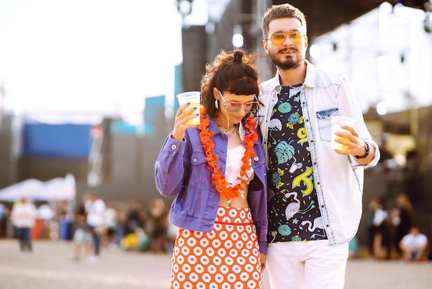 Pareja con cerveza en el festival de música Summer Beach party concepto de vacaciones