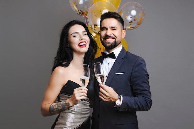 pareja con champagne sonriendo